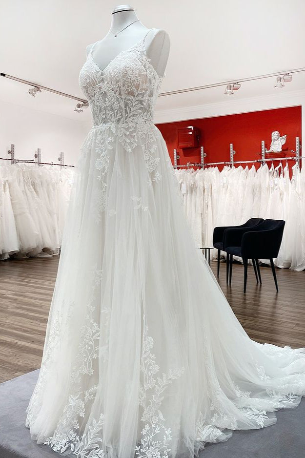 Elegantes, langes A-Linien-Hochzeitskleid aus Spitze mit V-Ausschnitt und Tüll-Spaghettiträgern