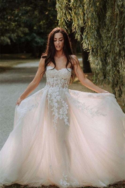 Brautkleid in A-Linie mit herzförmigem Tüll und Spitzenapplikationen