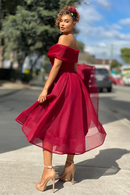 Burgunderrotes schulterfreies kurzes Abendkleid in A-Linie