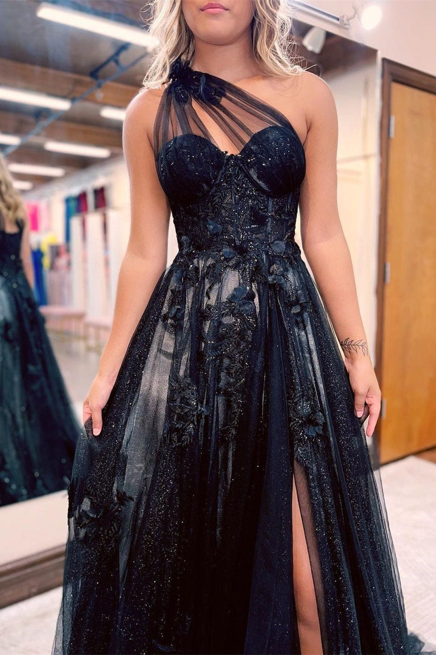 Elegantes schwarzes One-Shoulder-Abschlussballkleid mit geschlitzten, transparenten Trägern und Perlenverzierung