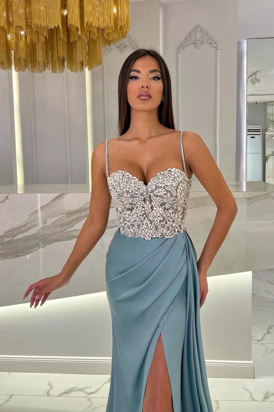 Babyblaues Ballkleid mit herzförmigen Applikationen mit Spaghettiträgern und hohem Schlitz