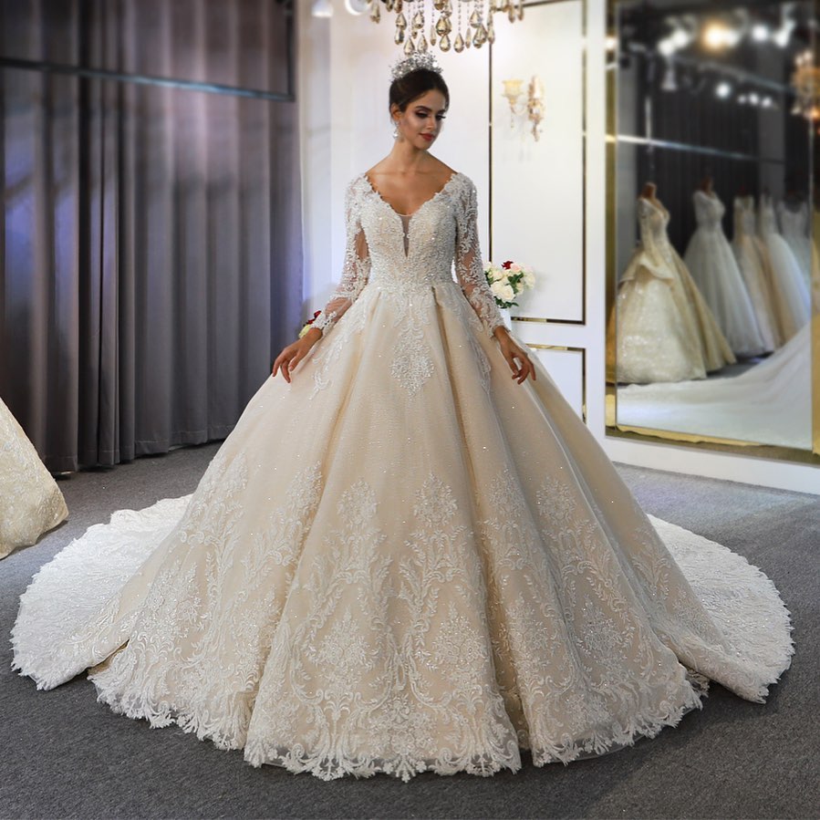 Elegantes, rückenfreies, langärmliges Brautkleid in A-Linie mit Herzausschnitt und Applikationen aus Spitze und Pailletten