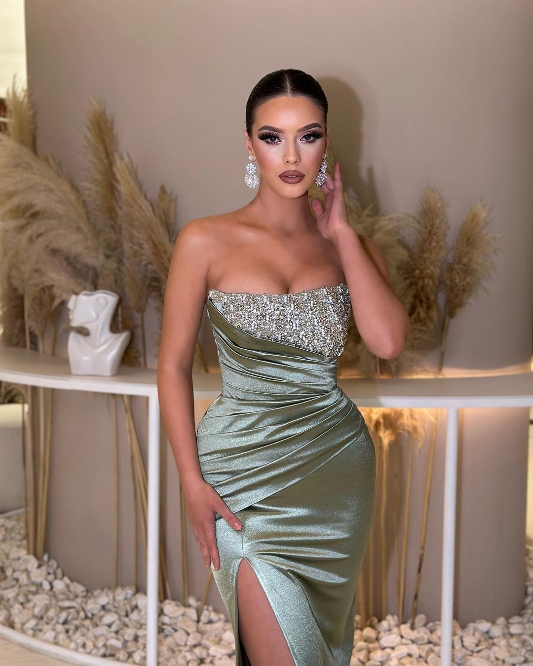 Schickes, glamouröses grünes ärmelloses Ballkleid mit hohem Schlitz |  Ovlias
