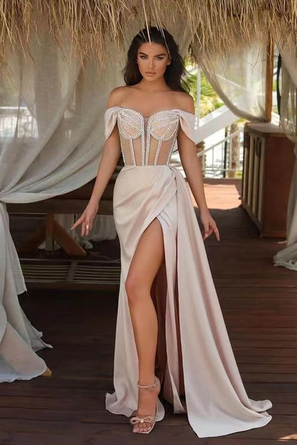 Champagnerfarbenes, schulterfreies Meerjungfrau-Abschlussballkleid mit Perlen, geteilt und Rüschen