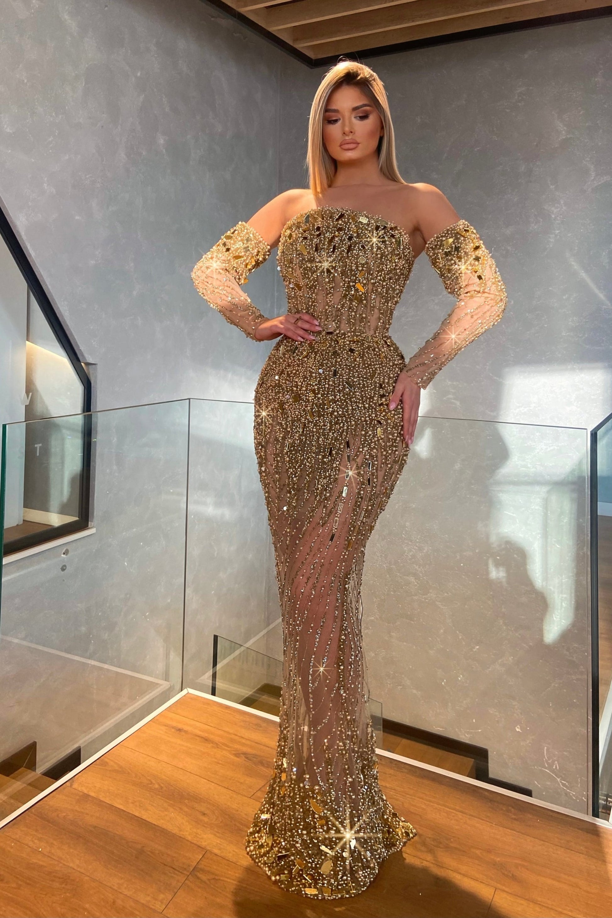 Schweres Gold-Abschlussballkleid mit langen Pailletten, Meerjungfrau mit Perlen, halben Ärmeln