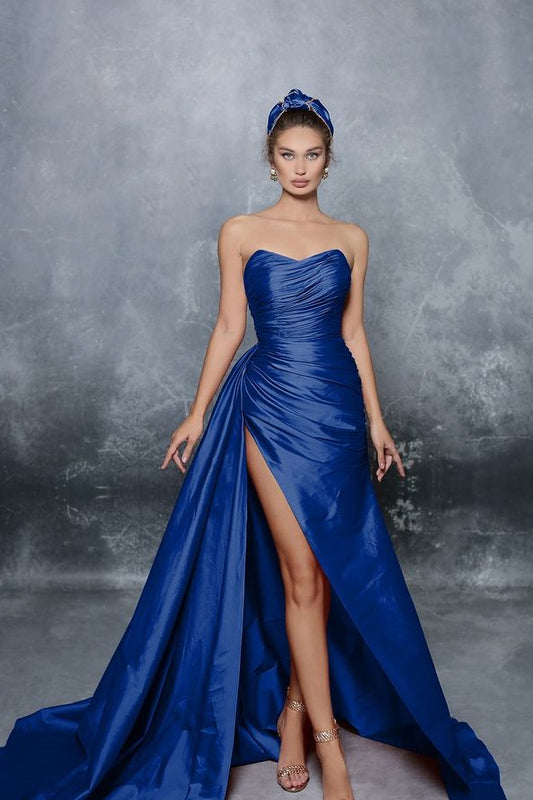 Elegantes blaues, ärmelloses, trägerloses Ballkleid mit Schlitzfalten