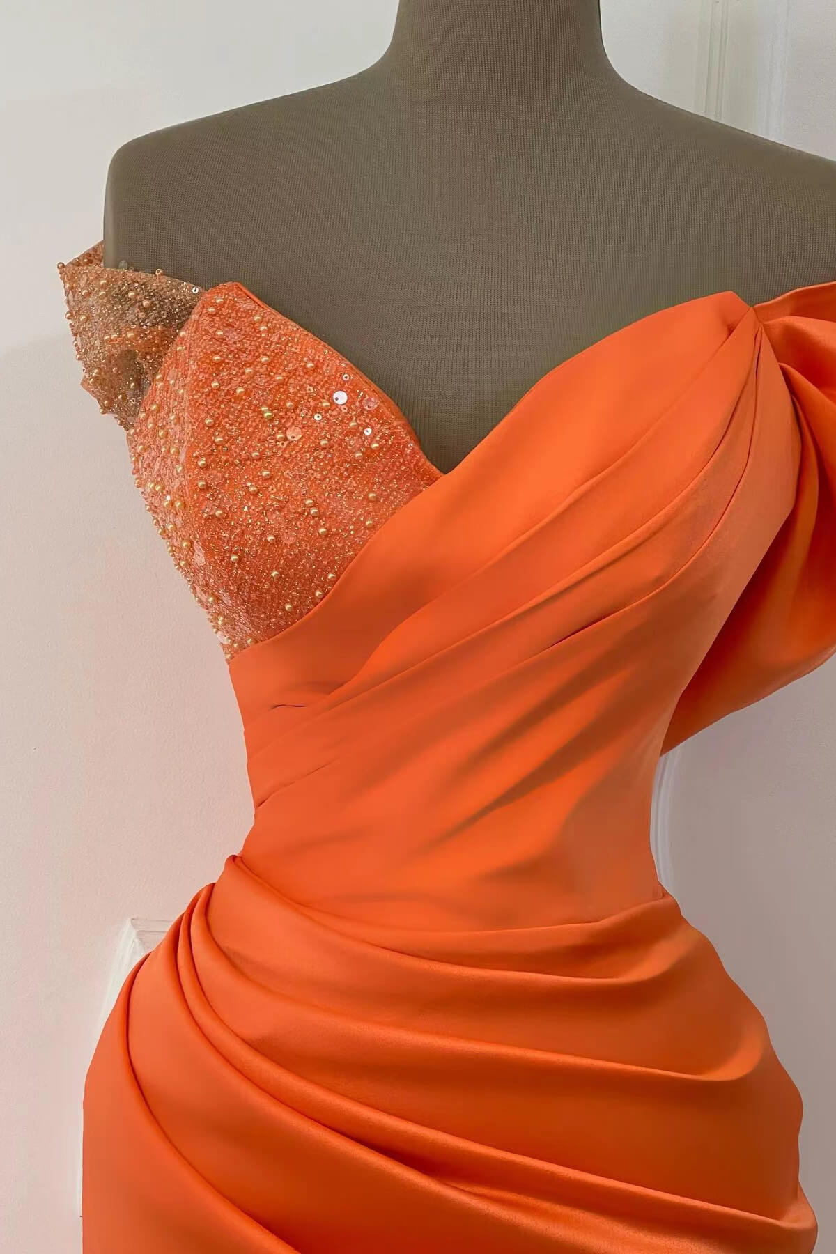 Orangefarbenes, schulterfreies Abendkleid im Meerjungfrau-Stil mit Pailletten online