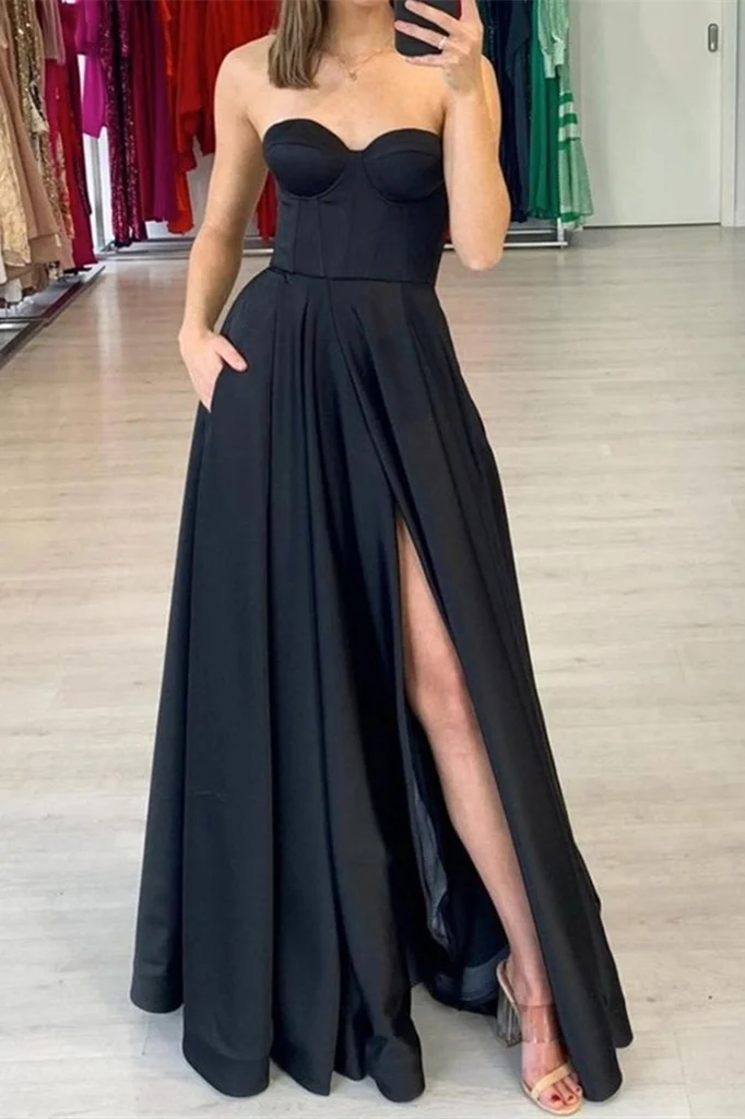 Schwarzes, herzförmiges Ballkleid, plissiert, geteilt und mit Taschen
