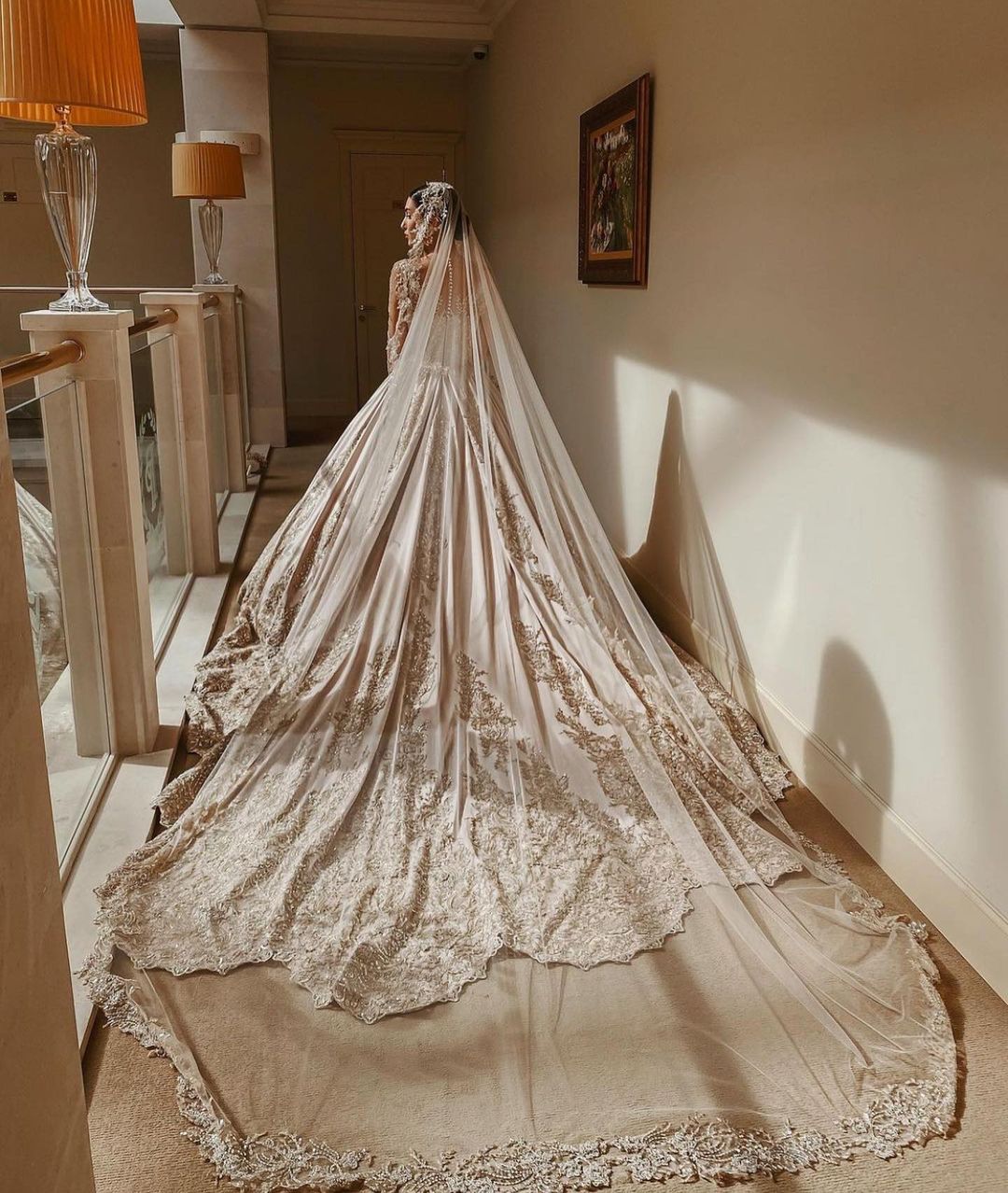Wunderschönes herzförmiges, langärmliges Satin-Brautkleid mit Perlenverzierung