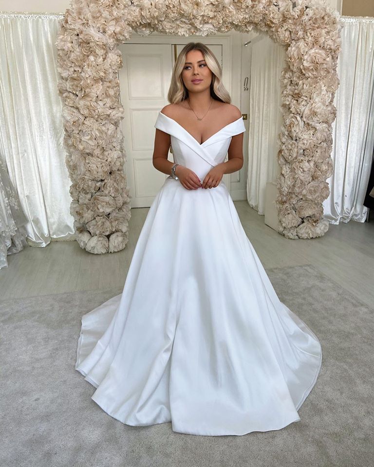 A-Linie, schulterfreies, langes Satin-Brautkleid mit V-Ausschnitt