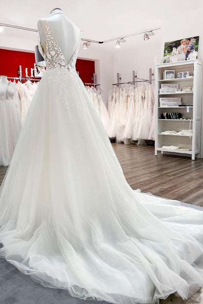 Elegantes, langes Brautkleid in A-Linie mit offenem Rücken und Tüllspitze mit V-Ausschnitt