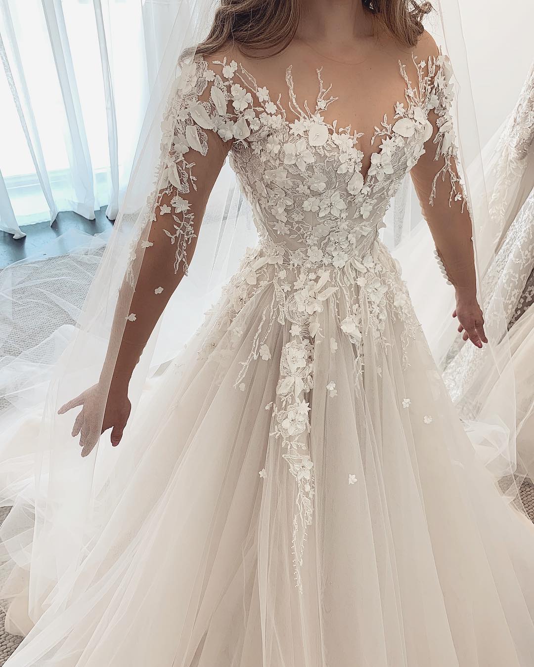 Elegantes Brautkleid in A-Linie mit Herzausschnitt und langen Ärmeln und Spitzenapplikationen