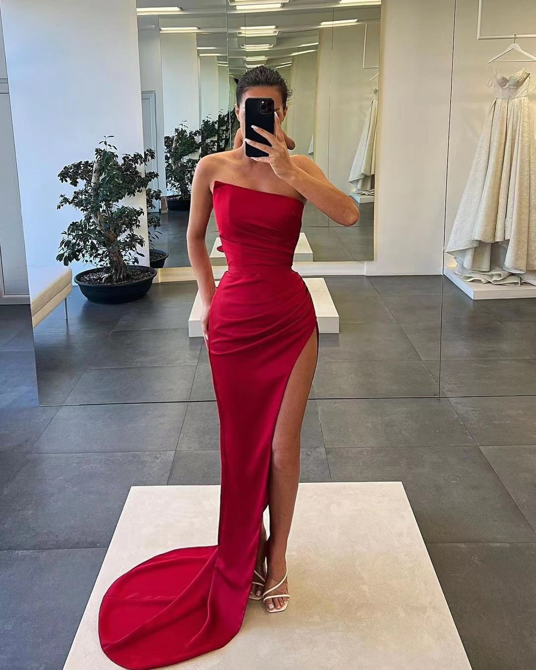 Wunderschönes, ärmelloses, langes Meerjungfrau-Abschlussballkleid aus Satin mit Schlitz