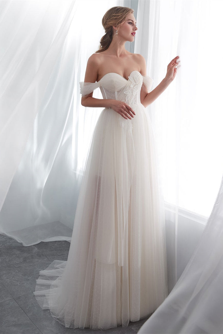 Schulterfreies, langes Brautkleid aus Tüll