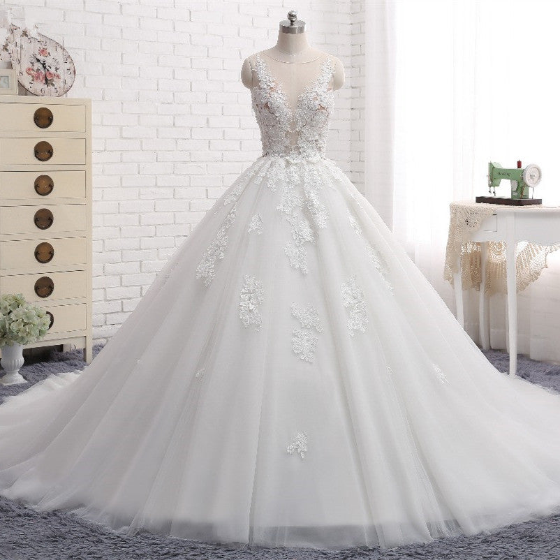 Ärmelloses langes Brautkleid mit Tüllschleppe und Spitzenapplikationen