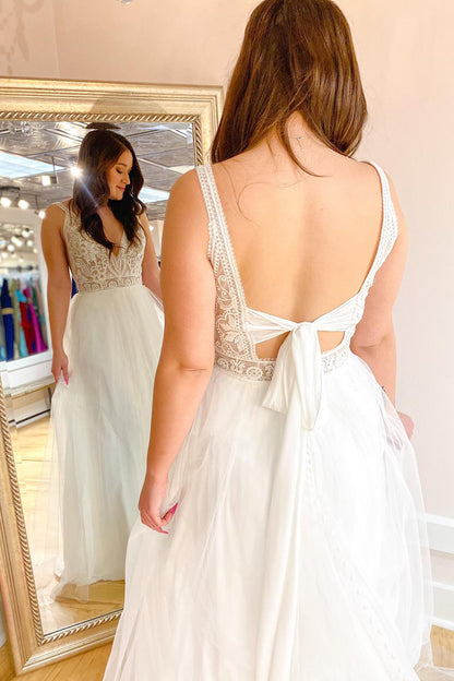 Brautkleid mit tiefem V-Ausschnitt, Spaghettiträgern, offenem Rücken und Tüllschleppe