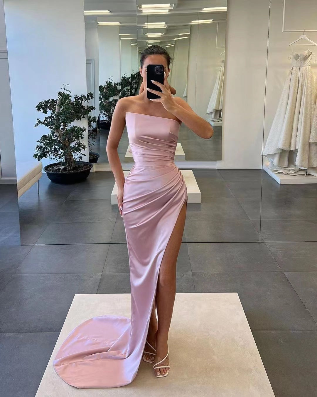 Wunderschönes, ärmelloses, langes Meerjungfrau-Abschlussballkleid aus Satin mit Schlitz