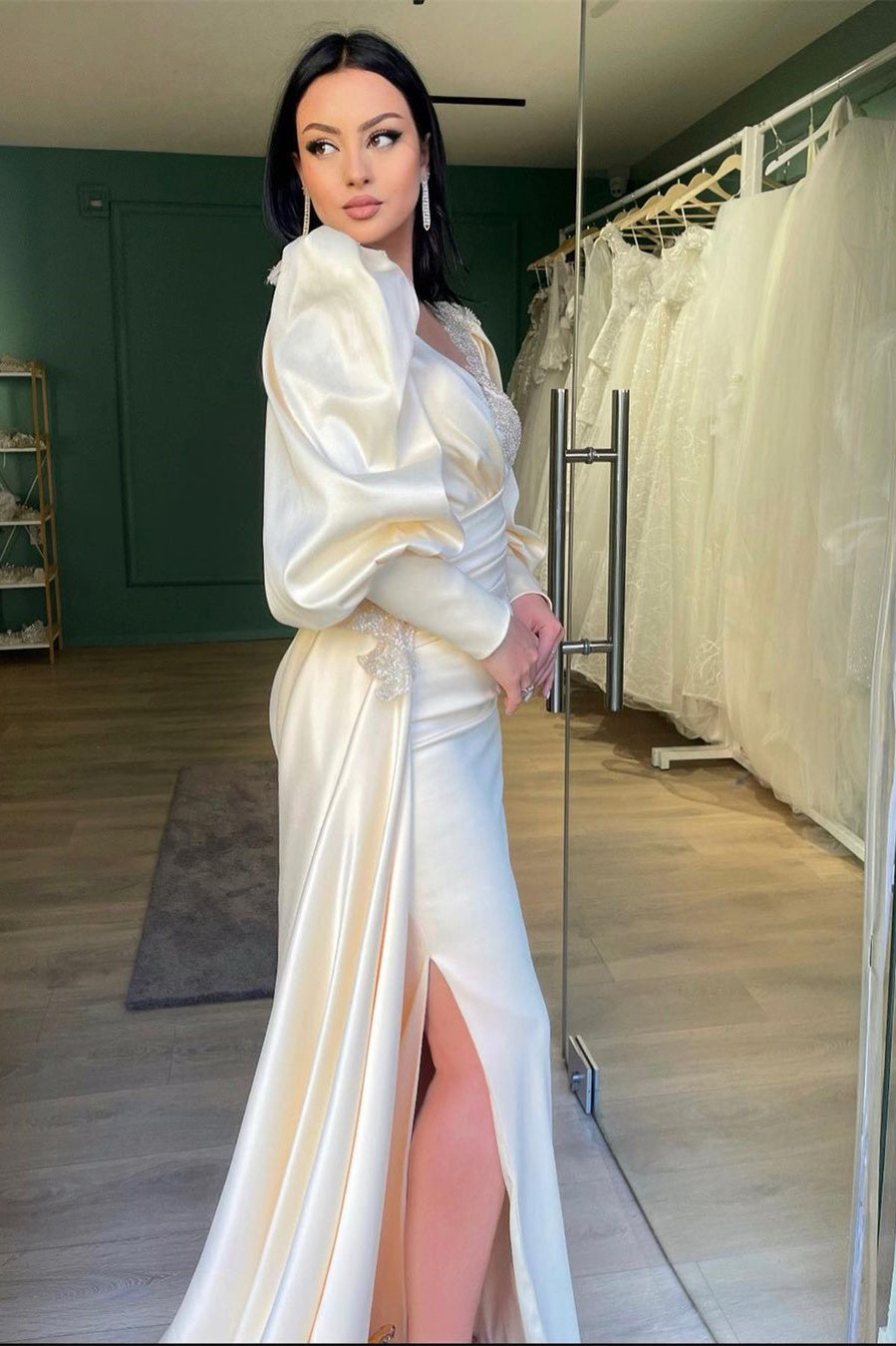 Elegantes weißes Abendkleid mit langen Ärmeln und Perlenschlitz