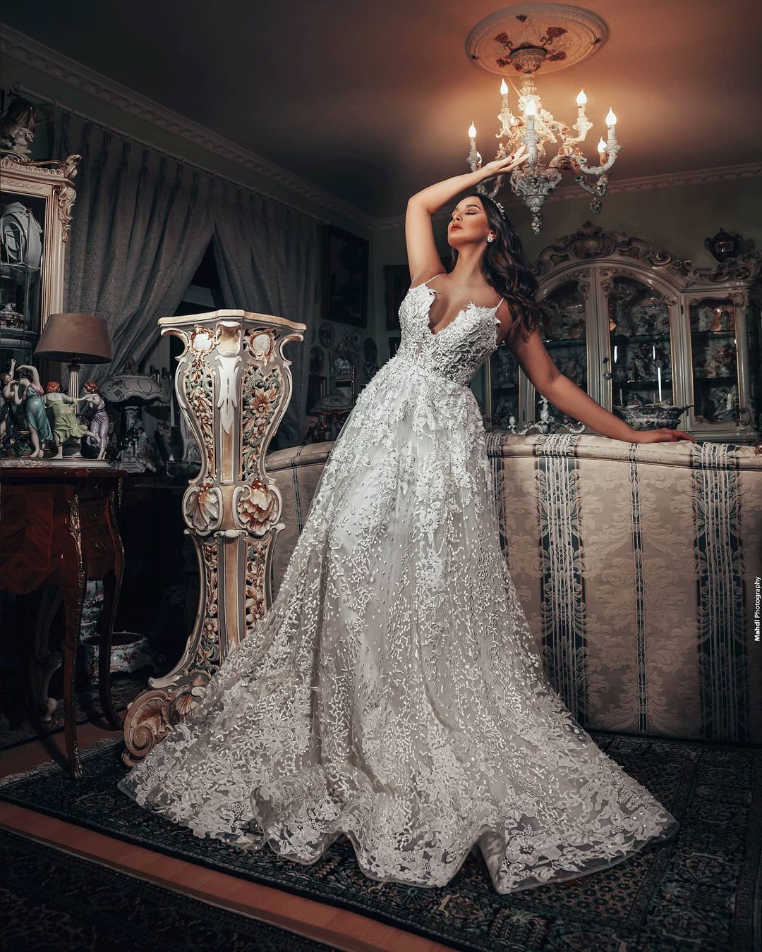 Wunderschönes langes Brautkleid in A-Linie mit V-Ausschnitt und 3D-Blumenspitze