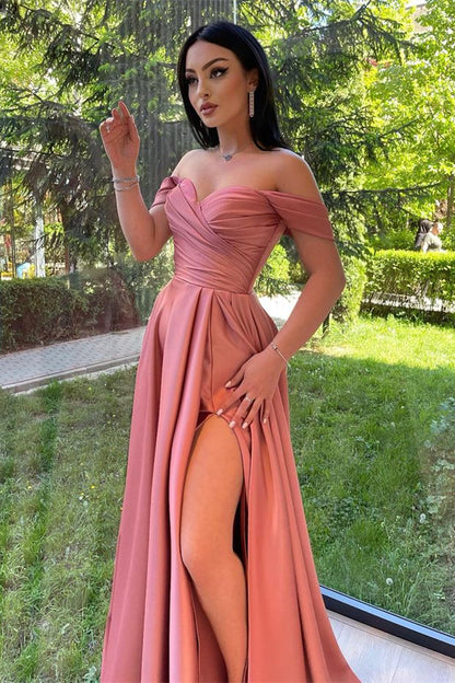 Herrliches, schulterfreies Abendkleid in Altrosa mit Schlitz vorne und Herzausschnitt