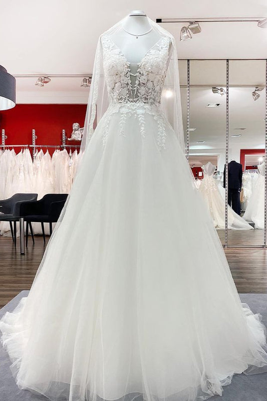 Elegantes, langes Brautkleid in A-Linie mit offenem Rücken und Tüllspitze mit V-Ausschnitt