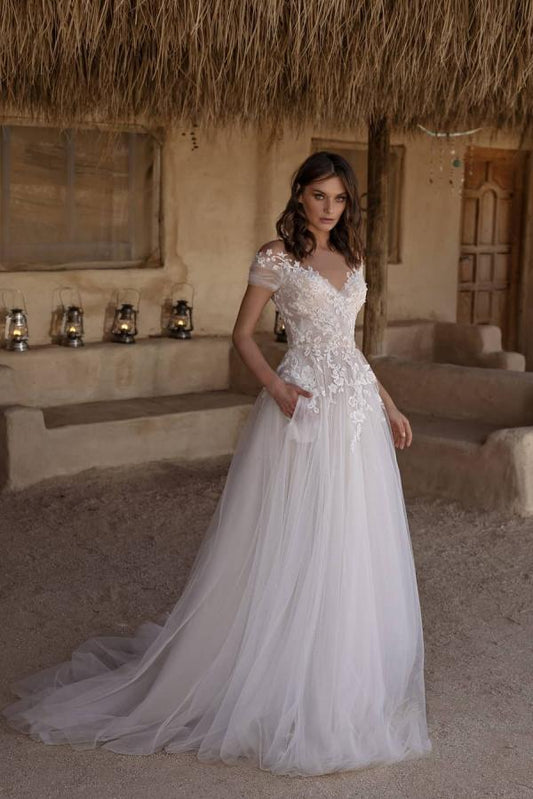 Wunderschönes, schulterfreies, herzförmiges Brautkleid in A-Linie aus Tüll mit Spitzenapplikationen