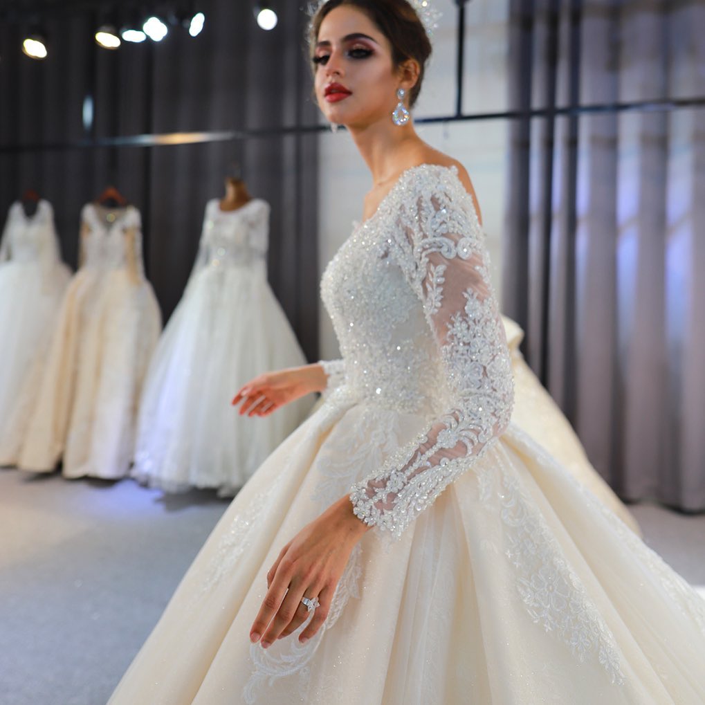 Elegantes, rückenfreies, langärmliges Brautkleid in A-Linie mit Herzausschnitt und Applikationen aus Spitze und Pailletten