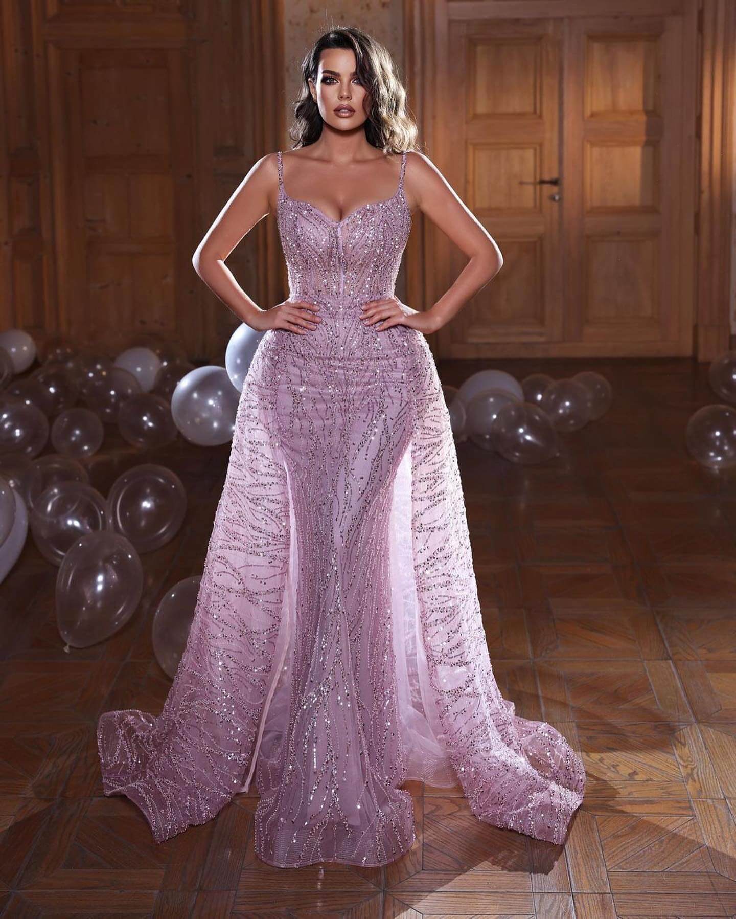 Glänzendes Meerjungfrau-Abendkleid mit Spaghettiträgern und Überrock, ärmellos online
