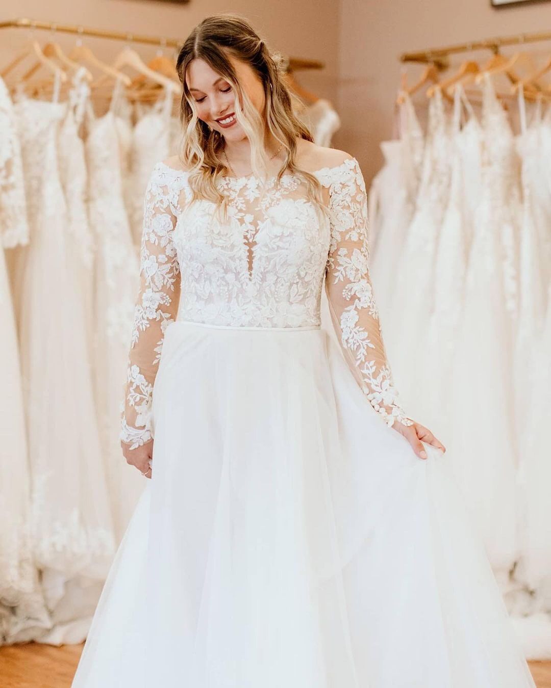 Schlichtes schulterfreies Tüll-Brautkleid in A-Linie mit langen Ärmeln und Spitze