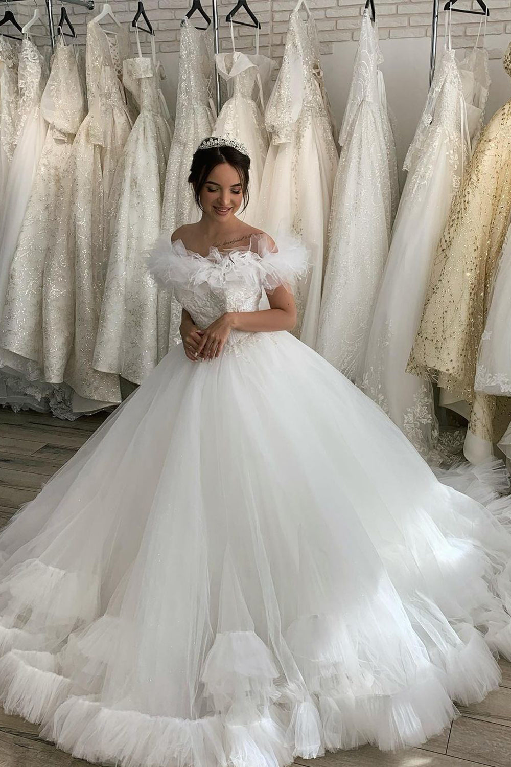 Plissiertes, schulterfreies Ballkleid-Hochzeitskleid mit Tüllrüschen