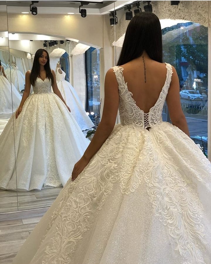 Ballkleid-Brautkleid mit herzförmigem Spaghettiträger, applizierter Spitze und Pailletten