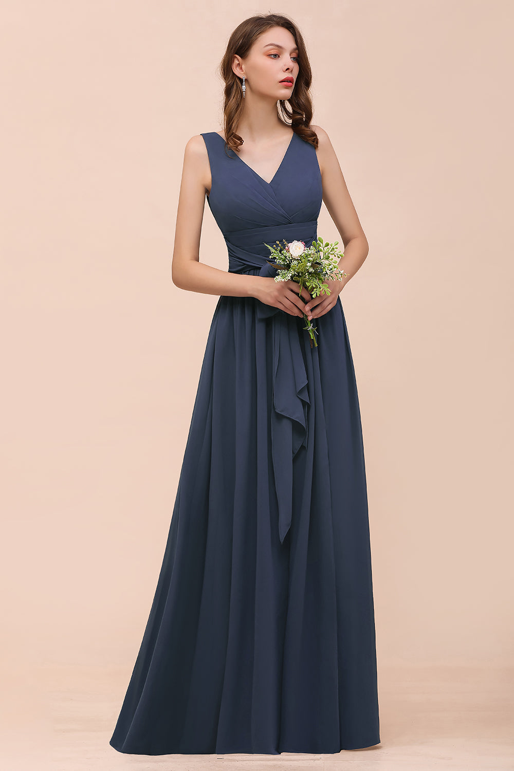Babyonlinedress.de beitet Große Auswah von Grau Brautjungfernkleider Lang Günstig. Chiffon Kleider Hochzeitsparty für Sie zur Hochzeit gehen.