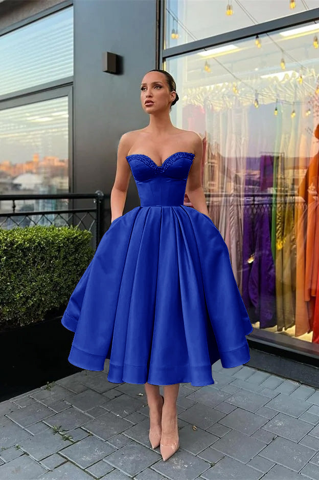 Ärmelloses, kurzes Abendkleid mit Herzausschnitt, Perlenstickerei und Taschen