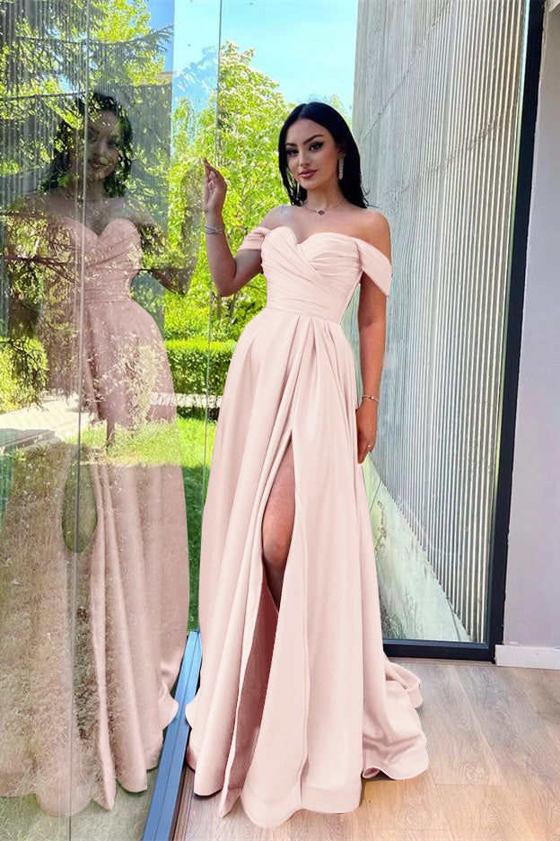Herrliches, schulterfreies Abendkleid in Altrosa mit Schlitz vorne und Herzausschnitt