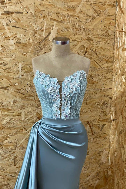 Ärmelloses Meerjungfrau-Abschlussballkleid mit Schlitz und Applikationen