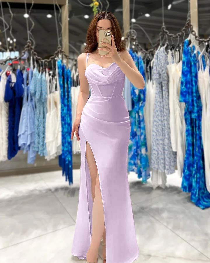 Schwarzes, ärmelloses Ballkleid mit Spaghettiträgern, Herzausschnitt und hohem Schlitz