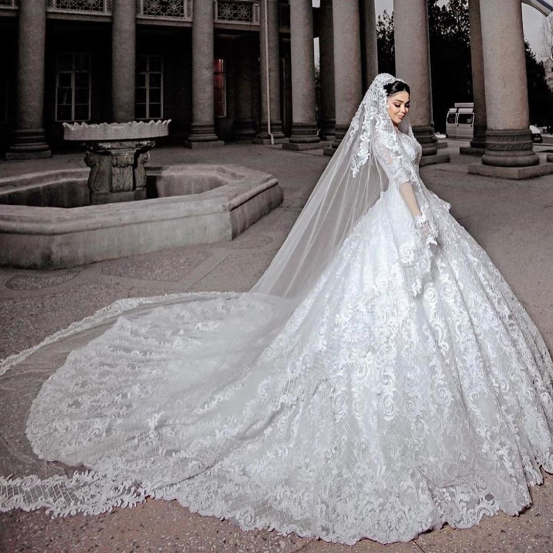 Langes Brautkleid im Prinzessin-Stil mit Perlenapplikationen