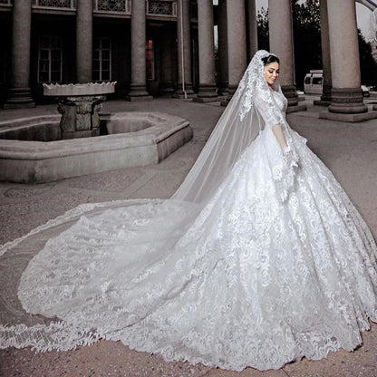 Langes Brautkleid im Prinzessin-Stil mit Perlenapplikationen