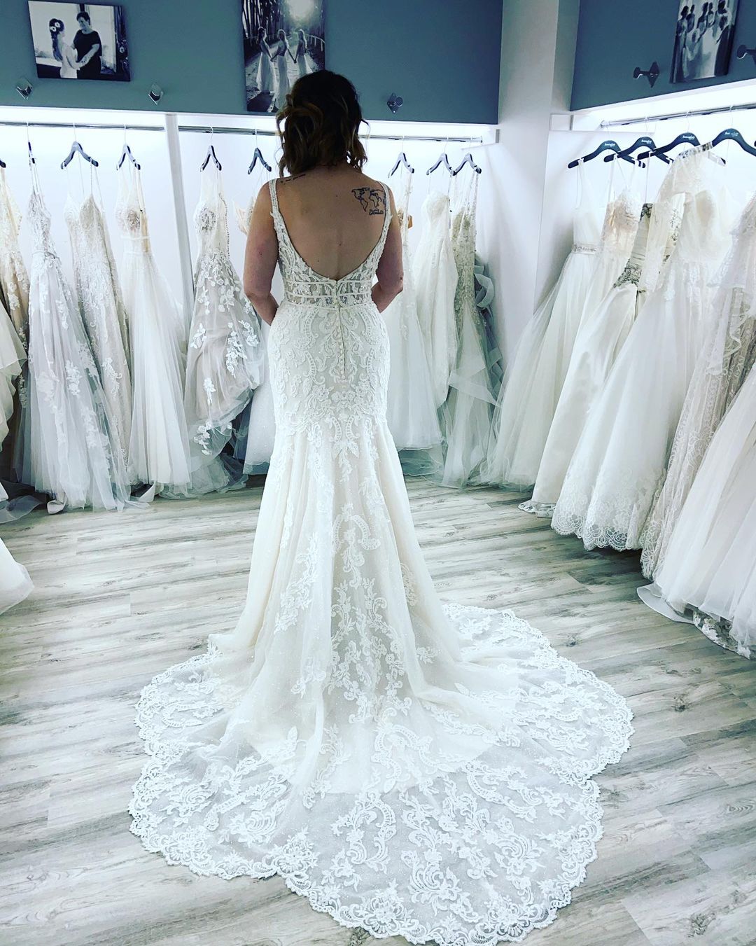 Edles Meerjungfrau-Brautkleid mit Herzausschnitt, Spaghettiträgern, Spitze und bodenlangen Applikationen