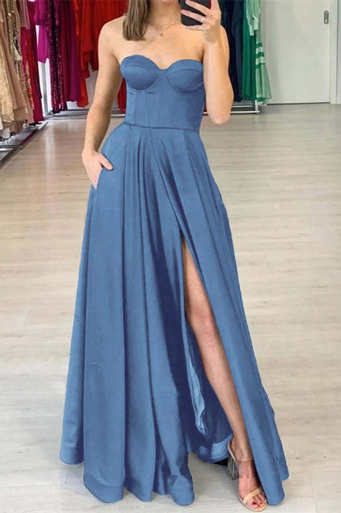 Schwarzes, herzförmiges Ballkleid, plissiert, geteilt und mit Taschen