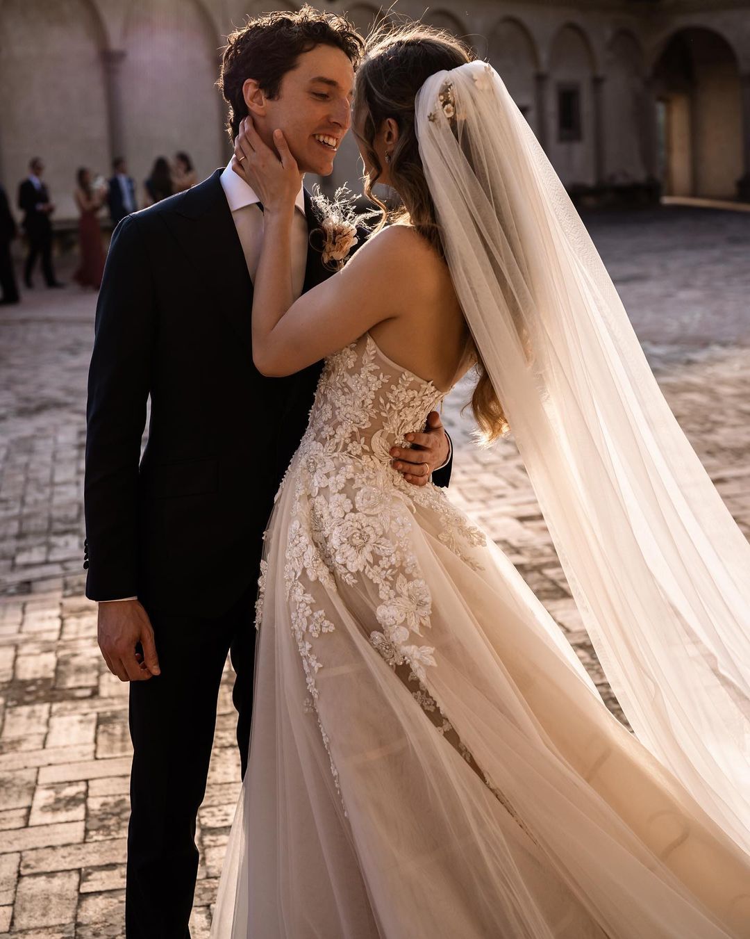 Herzförmiges Brautkleid in A-Linie mit rückenfreier Schleppe und floraler Tüllspitze