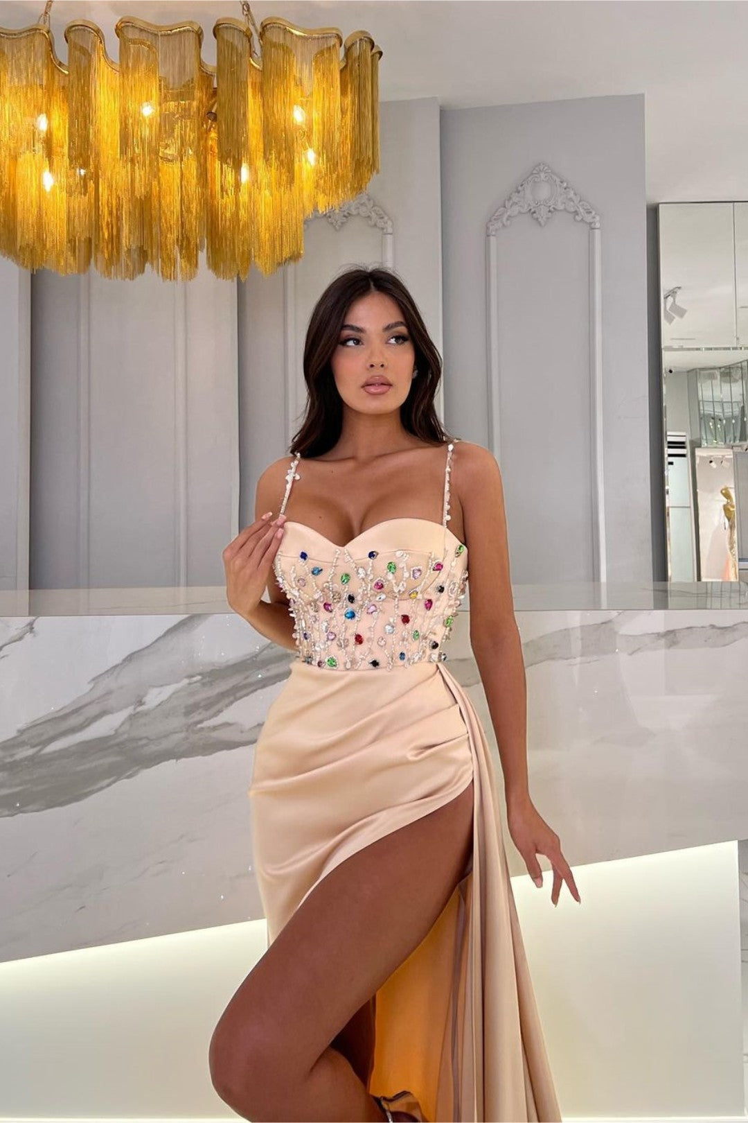 Langes Ballkleid im Prinzessin-Stil mit Strass-Spaghettiträger-Schlitz
