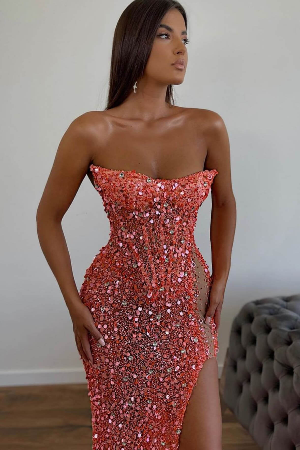 Wunderschönes, orangefarbenes, ärmelloses, herzförmiges Meerjungfrau-Abschlussballkleid mit Pailletten