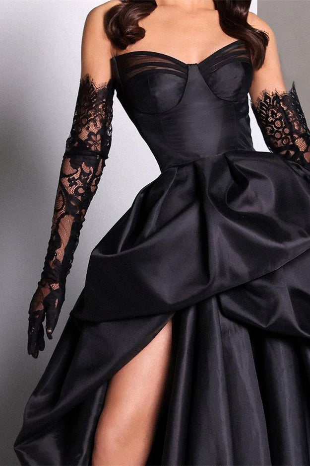 Schwarzes, herzförmiges Taft-Abschlussballkleid mit langen Spitzenhandschuhen und hohem Schlitz
