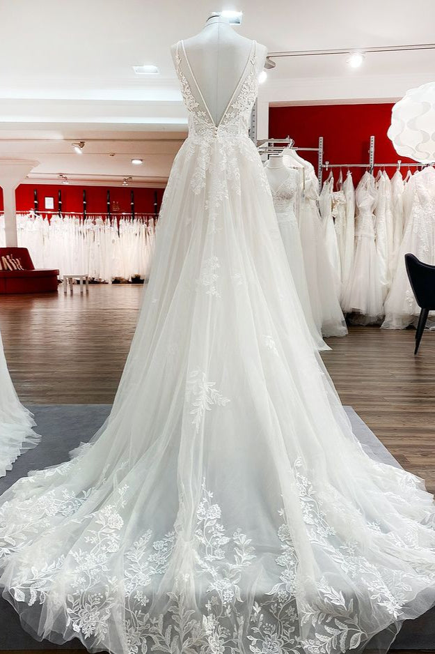 Elegantes, langes A-Linien-Hochzeitskleid aus Spitze mit V-Ausschnitt und Tüll-Spaghettiträgern