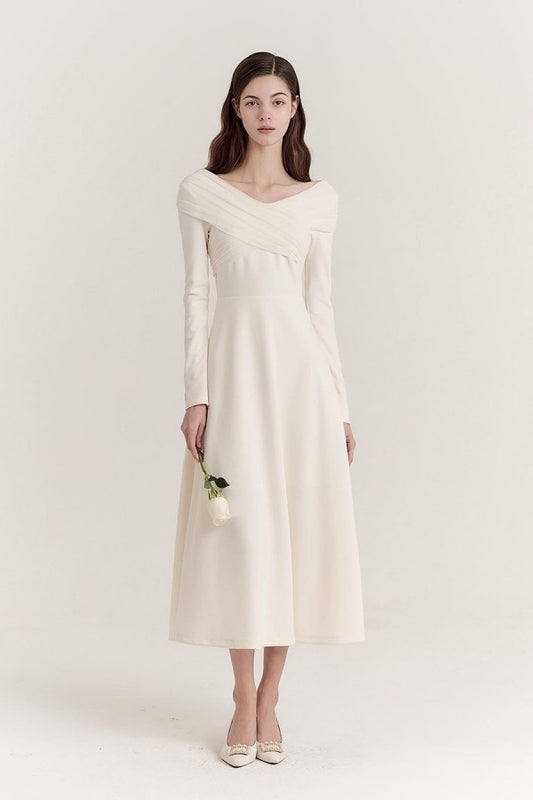 Weißes, elegantes Ballkleid mit langen Ärmeln