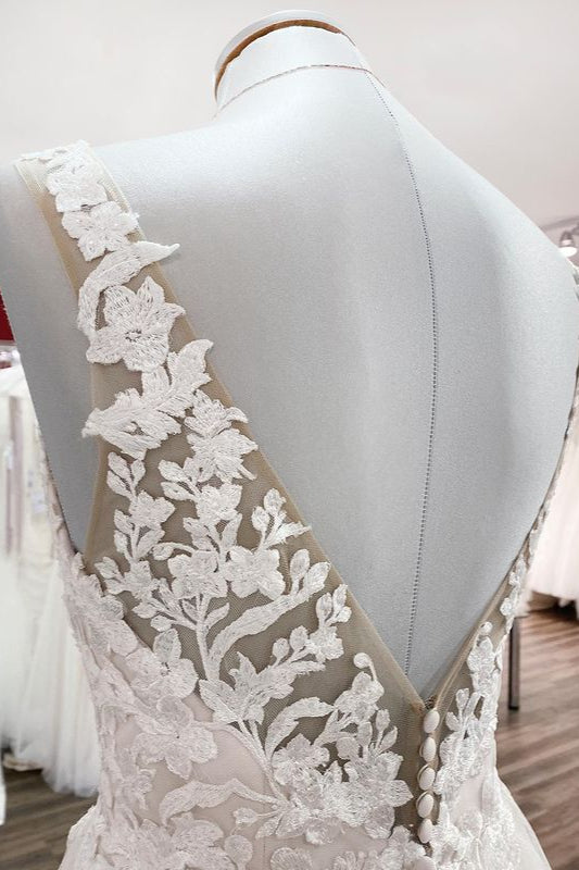 Langes A-Linien-Brautkleid aus Tüll mit V-Ausschnitt und offenem Rücken und applizierter Spitze
