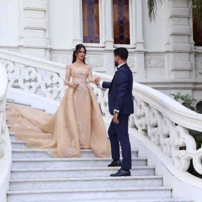 Abnehmbares Bateau-Brautkleid mit langen Ärmeln und Tüll