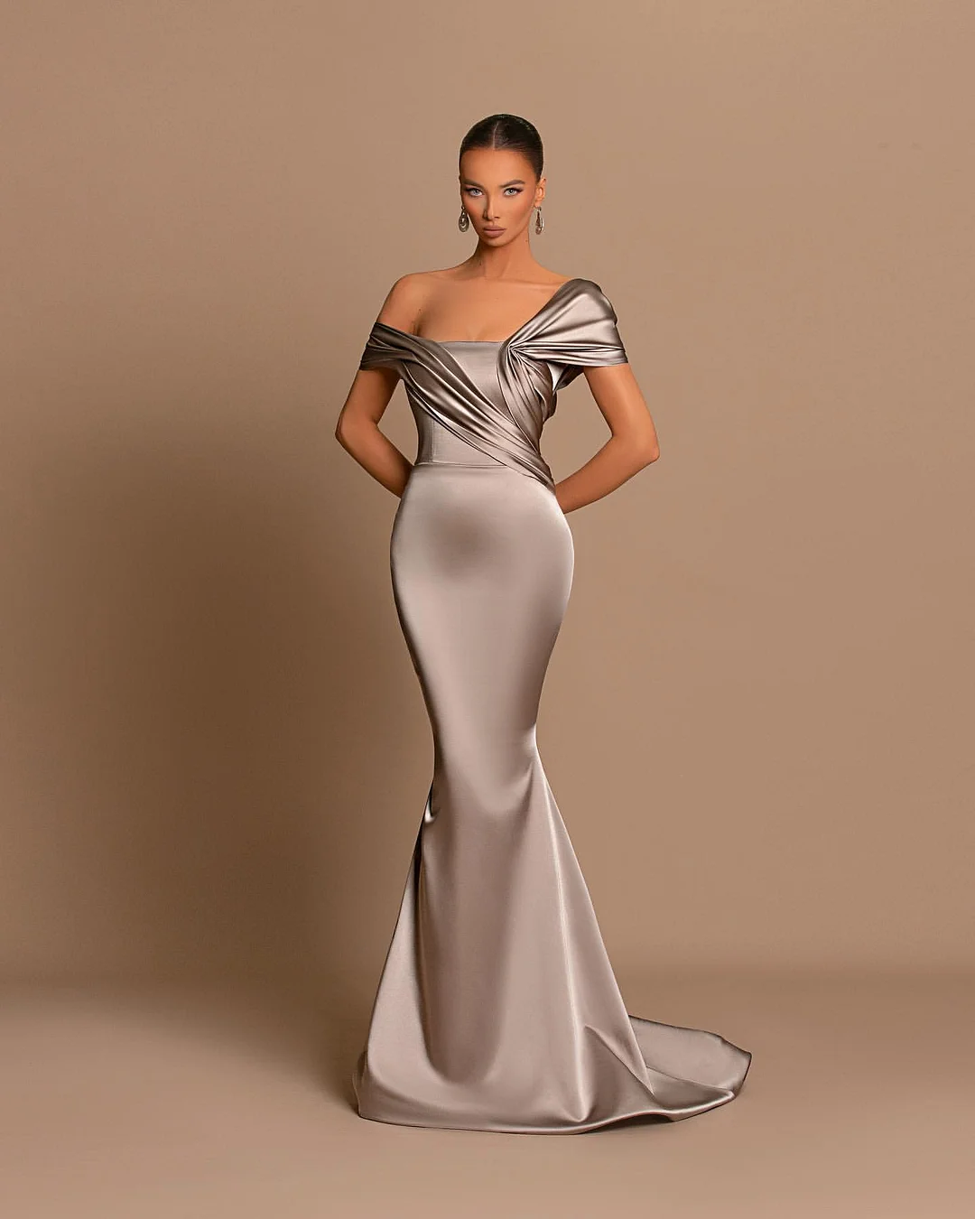 Graues Abendkleid, schulterfreies Bateau-Faltenkleid