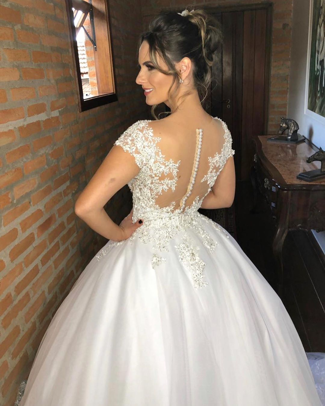 Bodenlanges Brautkleid mit herzförmigem Träger, Spitze, V-Ausschnitt und Applikationen